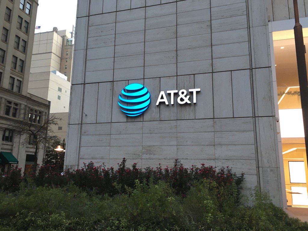 AT&T, 납 케이블 위험 부담에 주가 30년 만에 최저 기록